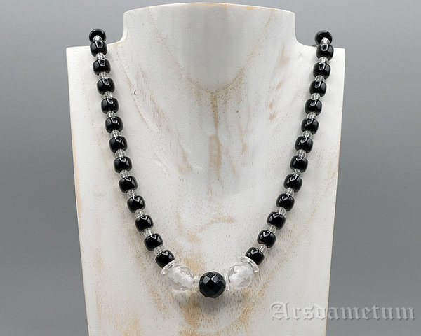 Halskette mit schwarzen und klaren Perlen